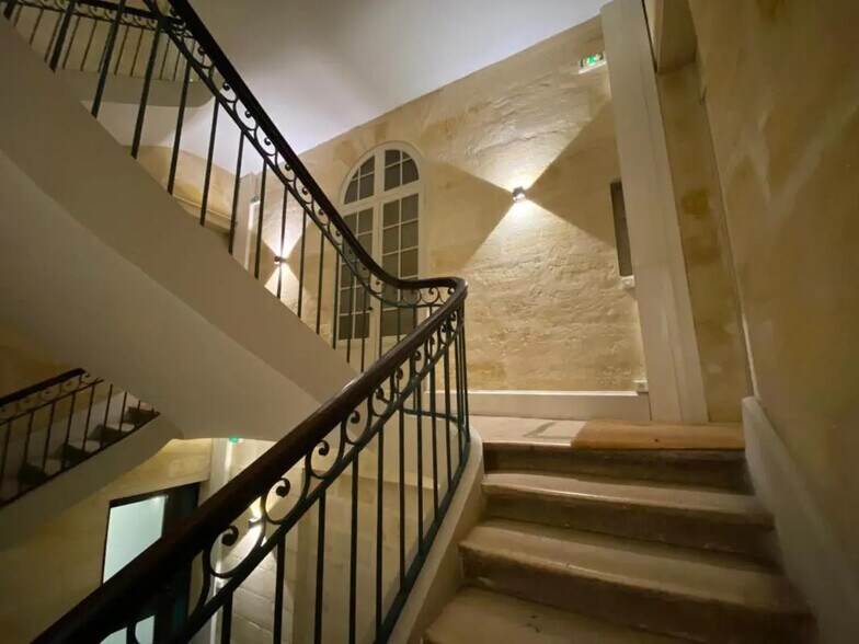 Office in Bordeaux for lease - Interior Photo - Image 3 of 7