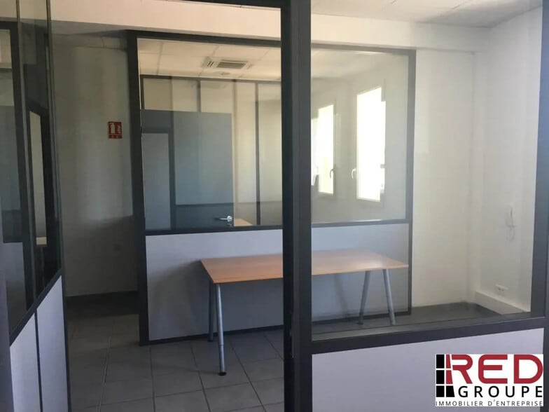 Office in Meyreuil for lease - Interior Photo - Image 1 of 5