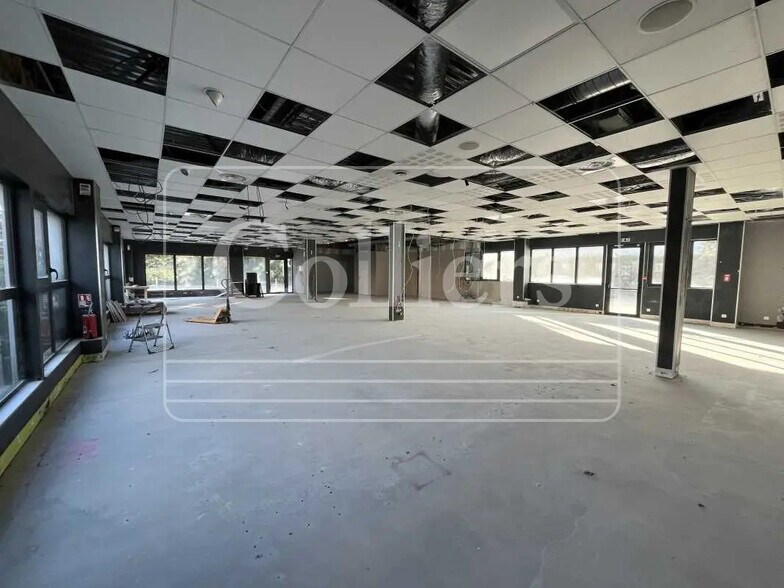 Retail in Éguilles for lease - Interior Photo - Image 3 of 7