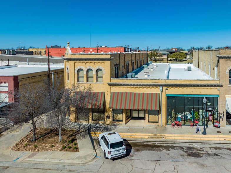 113 E 3rd St, Taylor, TX for lease - Building Photo - Image 3 of 7