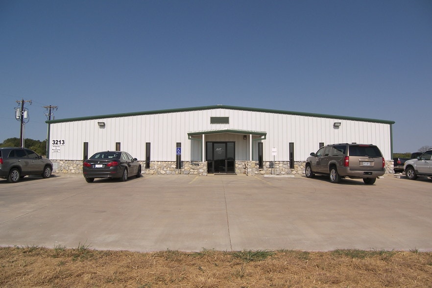 3213-3217 N Main St, Cleburne, TX for sale - Primary Photo - Image 1 of 1