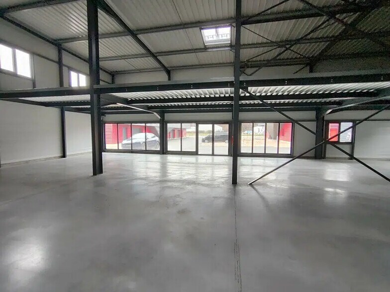 Flex in Grenay for lease - Interior Photo - Image 3 of 24