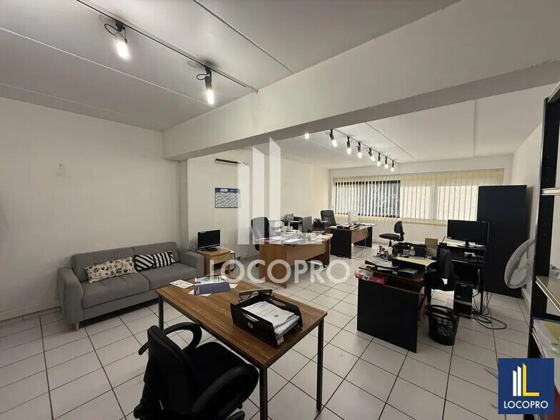 Office in Vallauris for lease - Interior Photo - Image 2 of 5