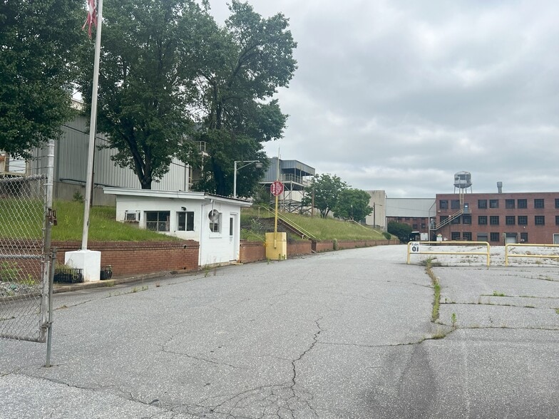 315 Elizabeth St NW, Lenoir, NC for sale - Building Photo - Image 3 of 6