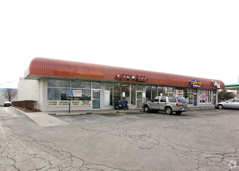 23935-23959 W Nine Mile Rd, Southfield, MI for lease - Primary Photo - Image 1 of 3