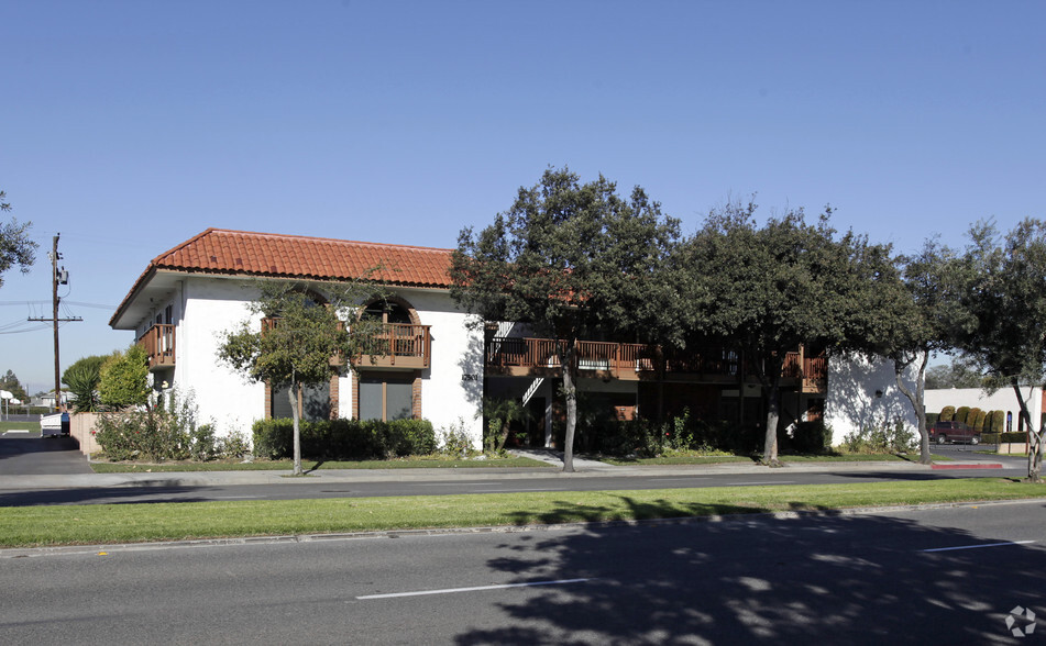 17501 Irvine Blvd, Tustin, CA for lease - Building Photo - Image 1 of 2