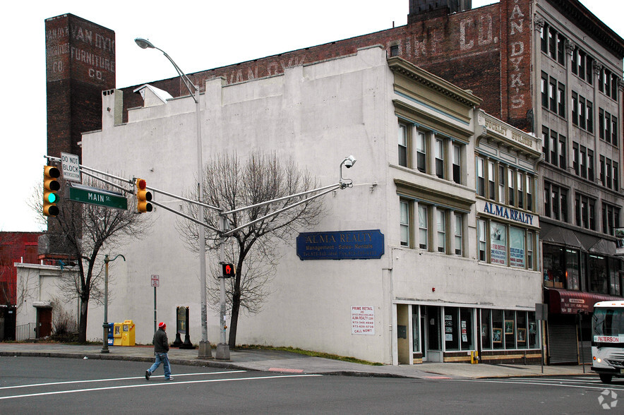 302 Main St, Paterson, NJ for lease - Building Photo - Image 2 of 5