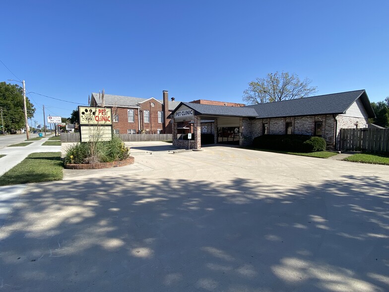 2228 W College St, Springfield, MO for sale - Building Photo - Image 1 of 44