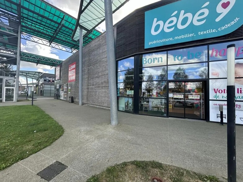 Retail in GONFREVILLE-L'ORCHER for lease - Building Photo - Image 1 of 3