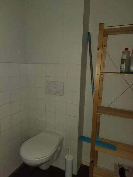 Office in Saint-Jean for lease - Interior Photo - Image 3 of 9