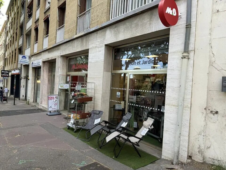 Retail in Aix-en-Provence for lease Building Photo- Image 1 of 4