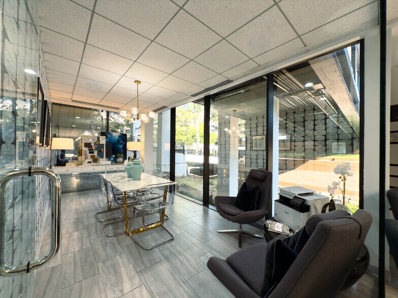 17 S Briar Hollow Ln, Houston, TX for lease - Interior Photo - Image 1 of 15