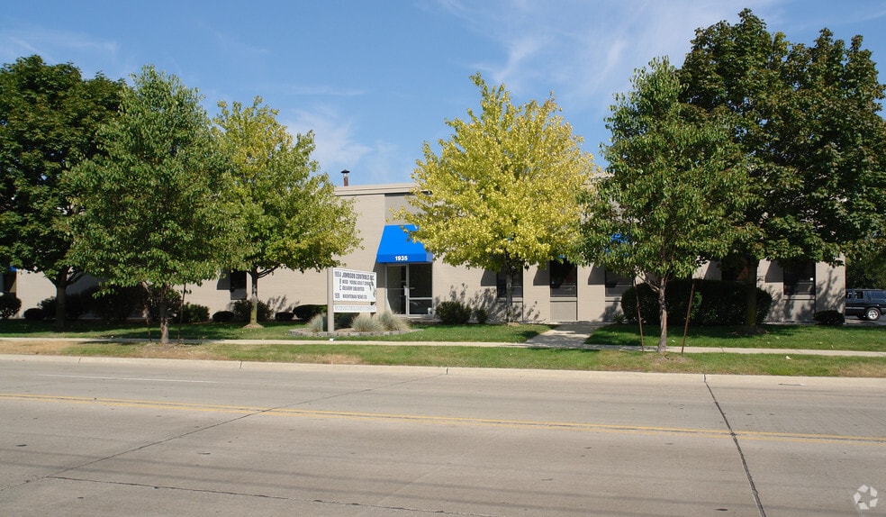 1935-1939 S Industrial Hwy, Ann Arbor, MI for lease - Building Photo - Image 2 of 4