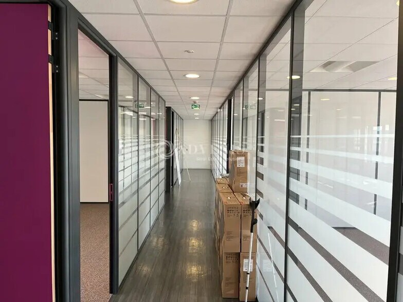Office in Bezons for lease - Interior Photo - Image 3 of 8