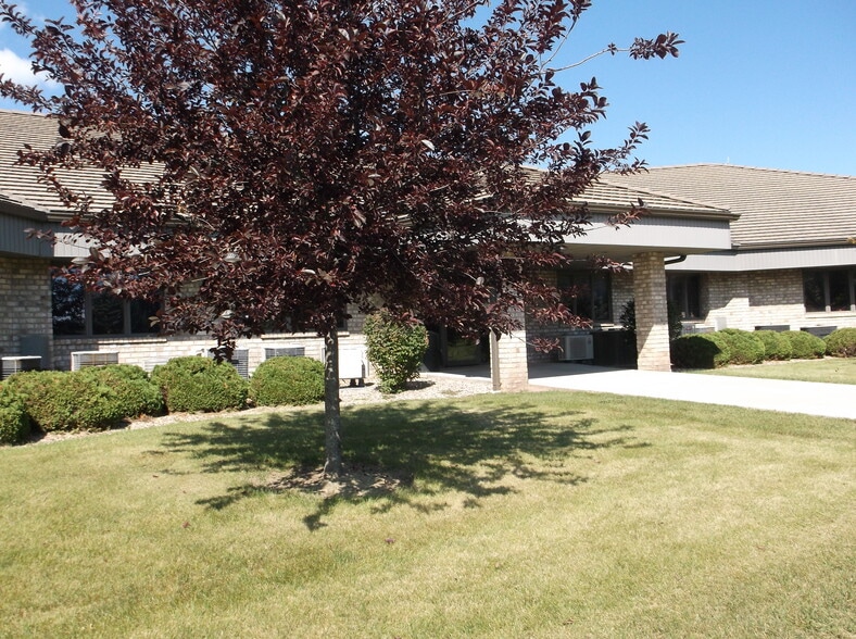 2905 Universal St, Oshkosh, WI for lease - Building Photo - Image 2 of 18