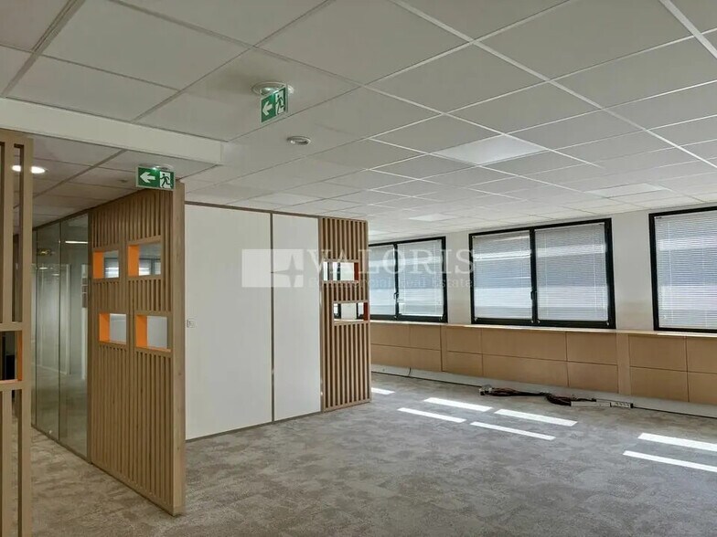 Office in Lyon for lease - Building Photo - Image 3 of 16