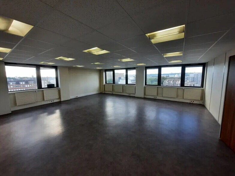 Office in Rouen for lease - Building Photo - Image 2 of 13
