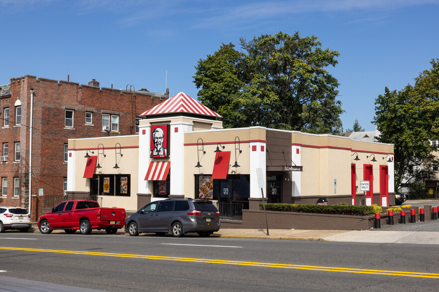 585 Cedar Ln, Teaneck, NJ for sale - Building Photo - Image 1 of 15