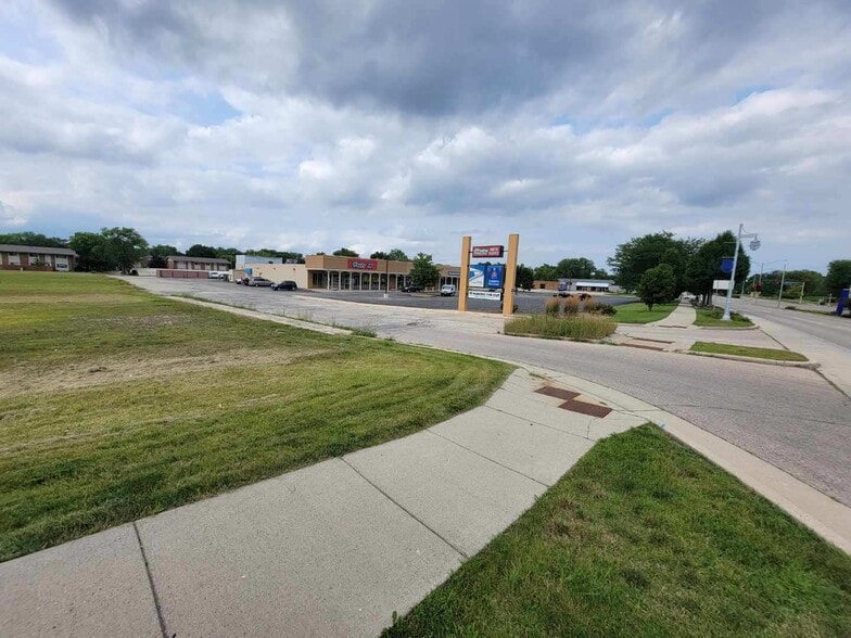 S74W16890 Janesville Rd, Muskego, WI for sale - Building Photo - Image 2 of 5