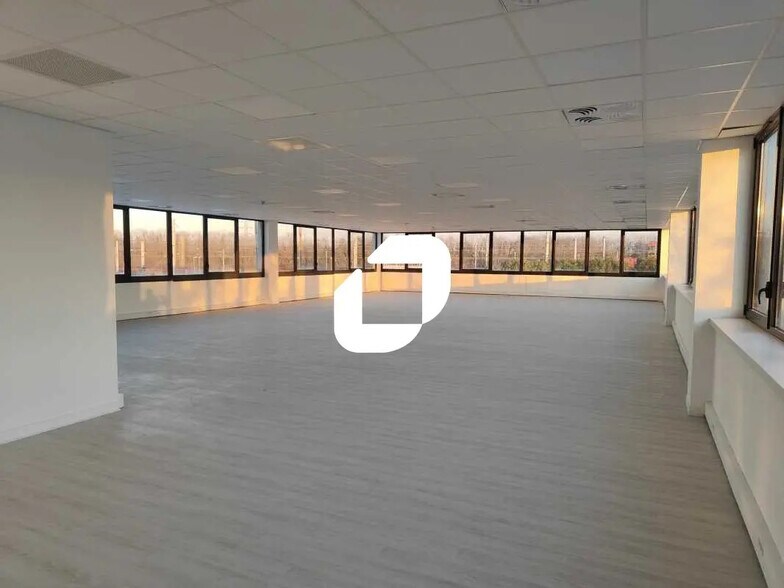 Flex in Gennevilliers for sale - Building Photo - Image 2 of 9