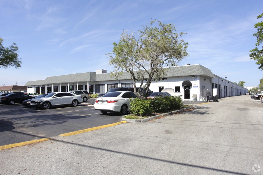 1593-1667 Banks Rd, Margate, FL for lease - Building Photo - Image 1 of 4