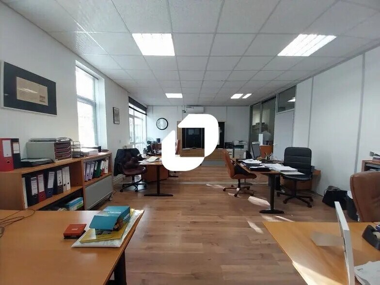 Flex in Voisins-le-Bretonneux for lease - Interior Photo - Image 3 of 6