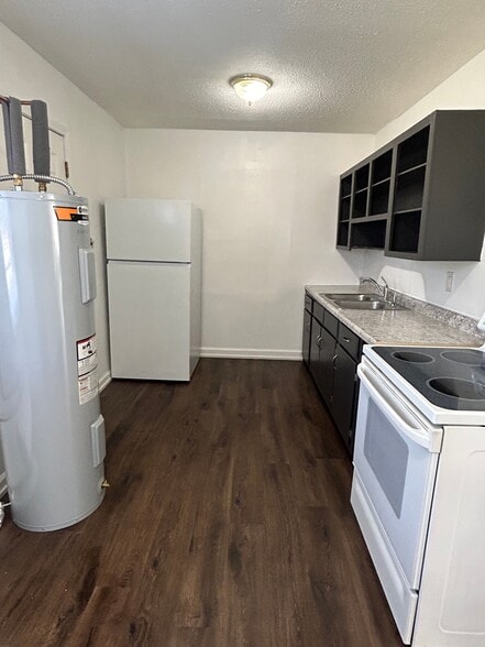 1014 SW 33rd St, Topeka, KS for sale - Interior Photo - Image 3 of 17