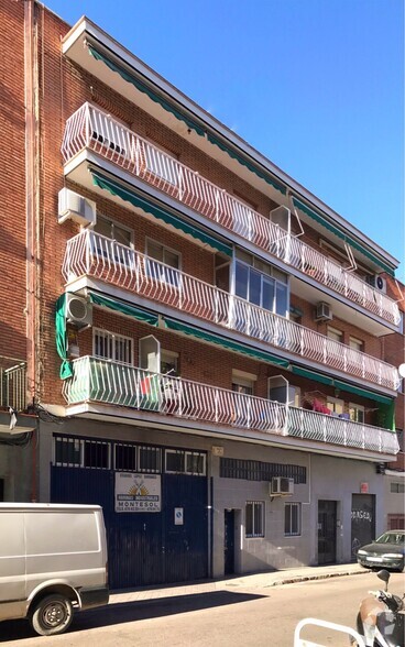 Calle Eduardo Requenas, 12, Madrid, Madrid for sale - Building Photo - Image 1 of 2