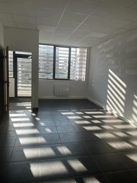 Office in Bailly-Romainvilliers for lease - Interior Photo - Image 1 of 3