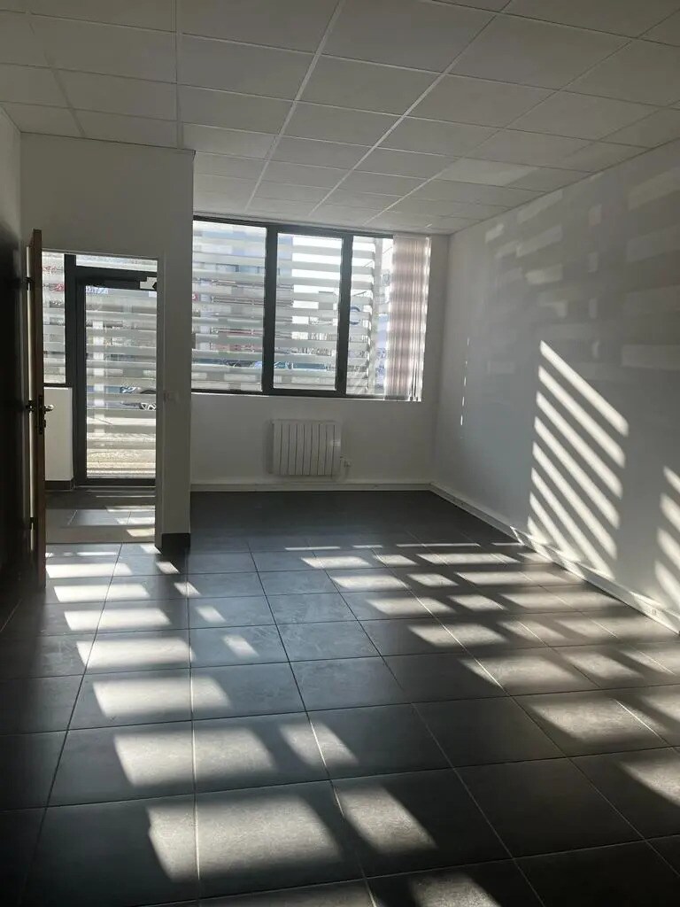 Office in Bailly-Romainvilliers for lease Interior Photo- Image 1 of 4