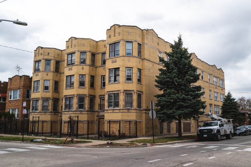 118 Unit South Chicago Multifamily Portf portfolio of 5 properties for sale on LoopNet.com - Building Photo - Image 1 of 15