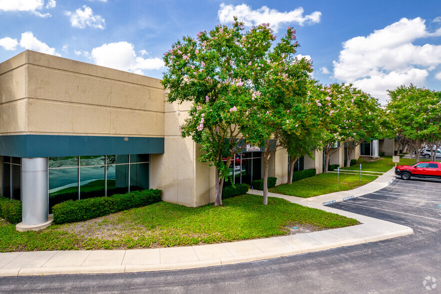 1077 Central Pky S, San Antonio, TX for lease - Building Photo - Image 2 of 8