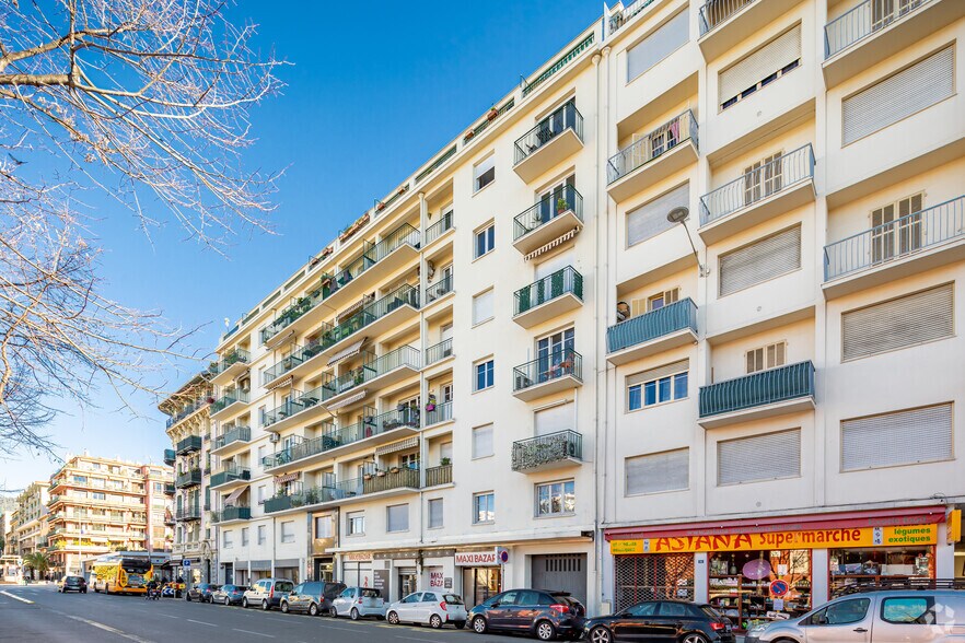 Retail in Nice for lease - Building Photo - Image 2 of 3