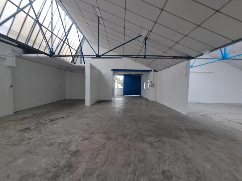 Flex in Montreuil for lease - Interior Photo - Image 3 of 6