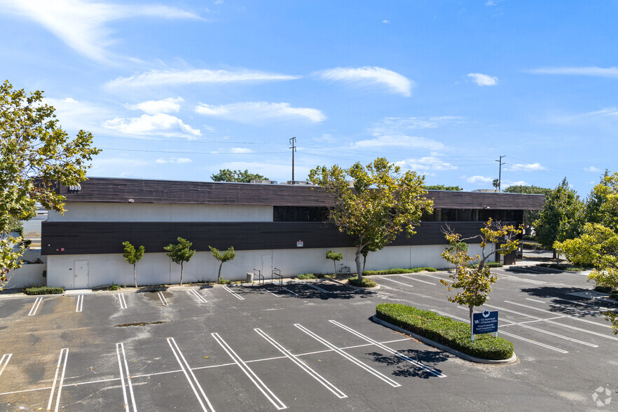 1690 Universe Cir, Oxnard, CA for lease - Building Photo - Image 3 of 14