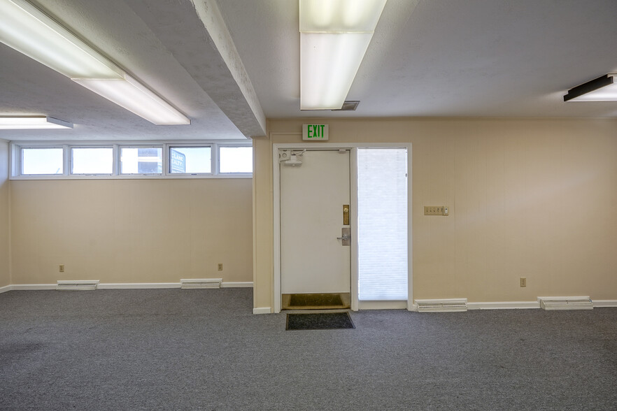 6358 N College Ave, Indianapolis, IN for lease - Interior Photo - Image 3 of 28