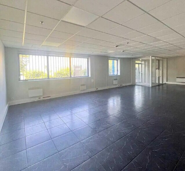 Office in Goussainville for lease - Interior Photo - Image 3 of 14