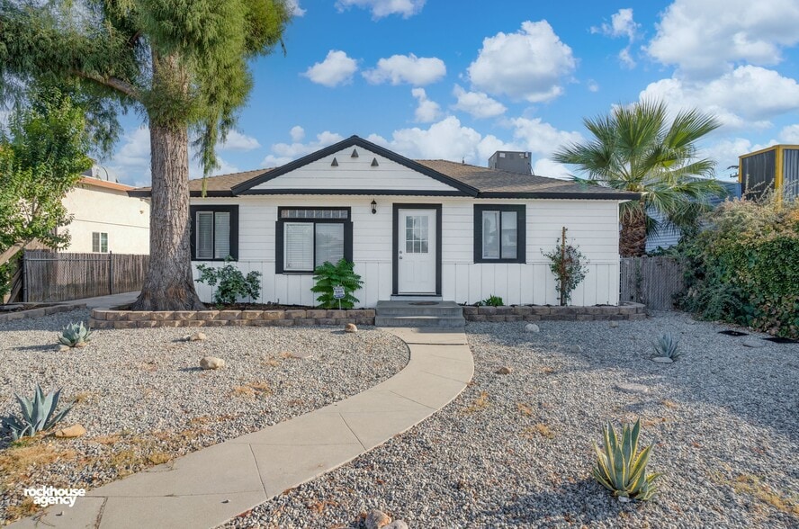 3917 Stockdale Hwy, Bakersfield, CA for sale - Primary Photo - Image 1 of 23