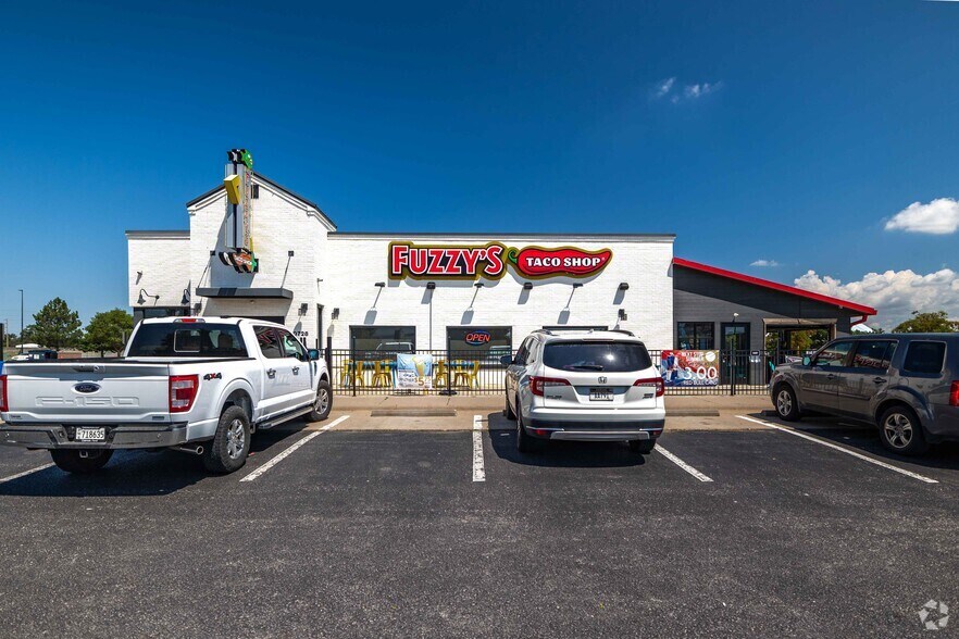 2441 N Maize Rd, Wichita, KS for lease - Building Photo - Image 2 of 4