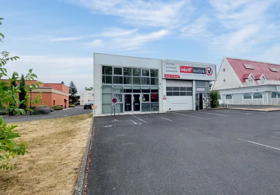 Retail in Poitiers for lease Building Photo- Image 1 of 7