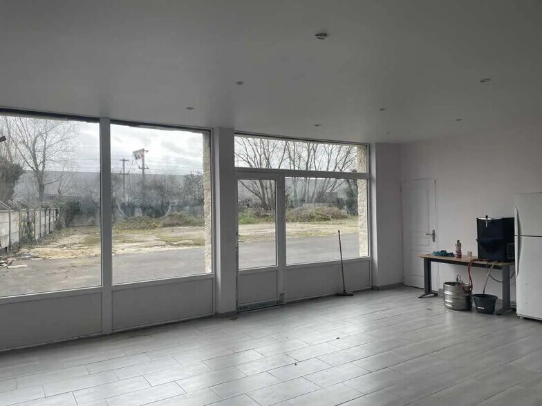 Office in Allonne for lease - Interior Photo - Image 2 of 5