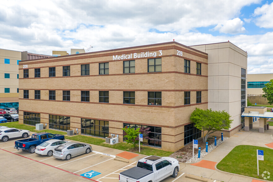 209 N Bonnie Brae St, Denton, TX for lease - Building Photo - Image 1 of 6