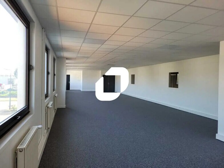 Flex in Lisses for lease - Interior Photo - Image 3 of 8