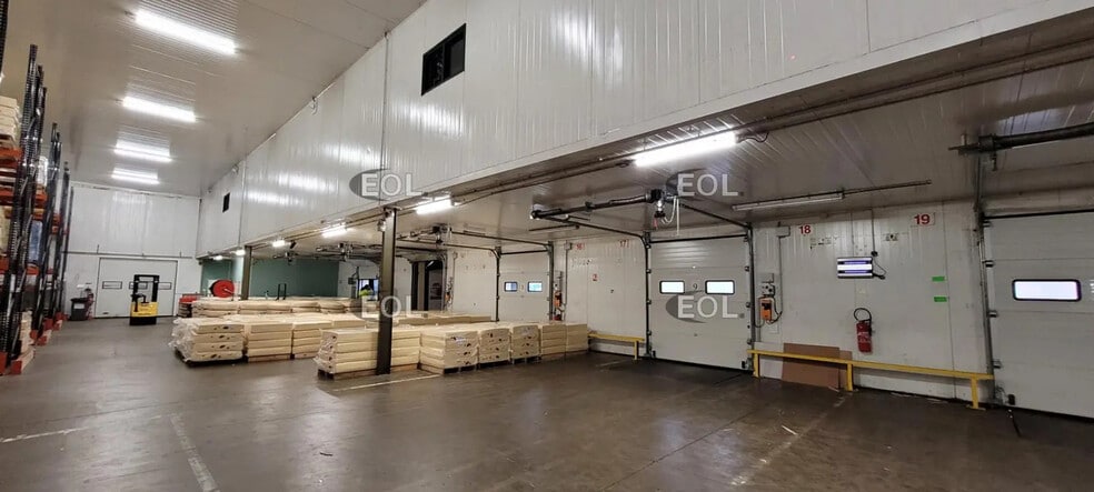 Industrial in for lease - Interior Photo - Image 3 of 9