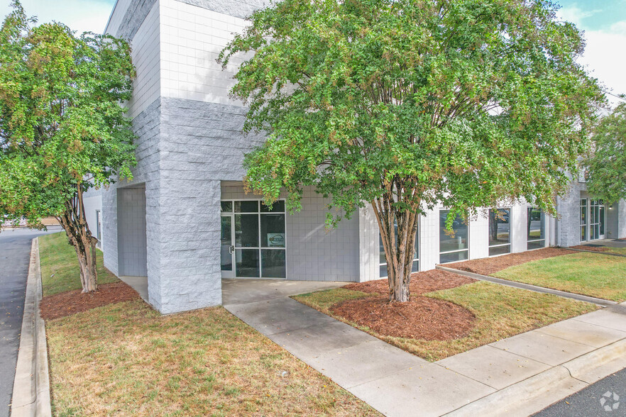 521 Eagleton Downs Dr, Pineville, NC for lease - Building Photo - Image 3 of 5