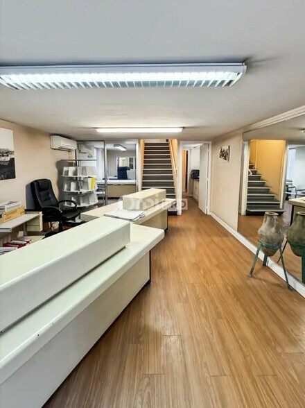 Flex in Marseille for sale - Interior Photo - Image 2 of 9