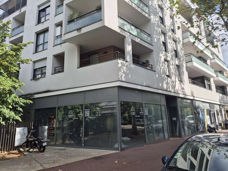 Retail in Rueil-Malmaison for lease - Building Photo - Image 2 of 3