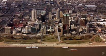 10 S Broadway, Saint Louis, MO - AERIAL  map view