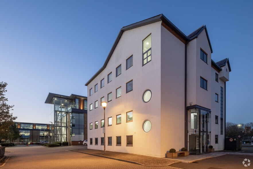 Kingsbury Cres, Staines for lease - Building Photo - Image 1 of 5