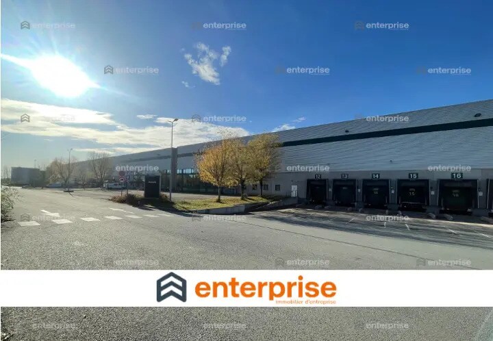 Location Entrepôt 16 327 m² - Photo 1